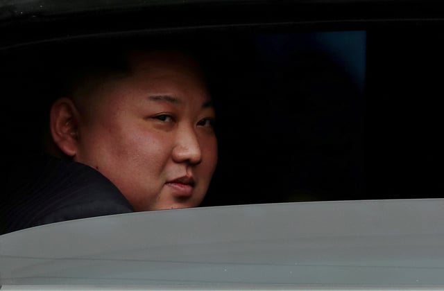 Le leader nord-coréen Kim Jong Un dans son véhicule après être arrivé à une gare à Dong Dang, au Vietnam, à la frontière avec la Chine, le 26 février 2019.