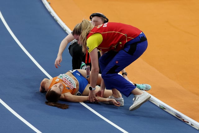 Athletics - European Athletics Indoor Championships - Omnisport Apeldoorn, Apeldoorn, Netherlands - March 9, 2025 Netherlands' Maureen Koster receives medical attention after falling during the women's 3000m final REUTERS/Yves Herman