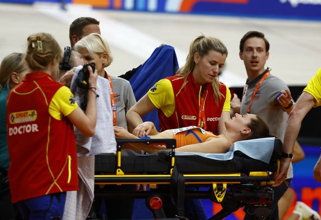 Athletics - European Athletics Indoor Championships - Omnisport Apeldoorn, Apeldoorn, Netherlands - March 9, 2025 Netherlands' Maureen Koster receives medical attention after falling during the women's 3000m final REUTERS/Piroschka Van De Wouw
