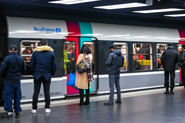 En Île-de-France, 83 % des femmes choisissent d’être dos aux portes et aux murs lorsqu’elles voyagent debout dans les transports en commun pour éviter les agressions.
