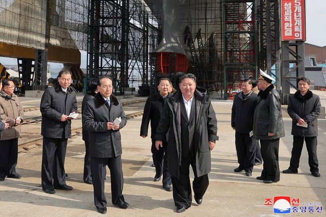 Le leader nord-coréen Kim Jong-un visite un chantier naval en Corée du Nord, le 8 mars 2025.