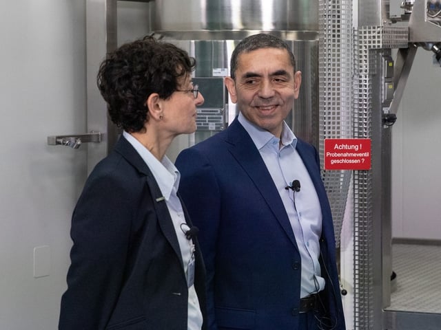 Biontech-Gründer Ugur Sahin (r.) und seine Frau Ozlem Tureci konnten zuletzt wieder Gewinne ausweisen