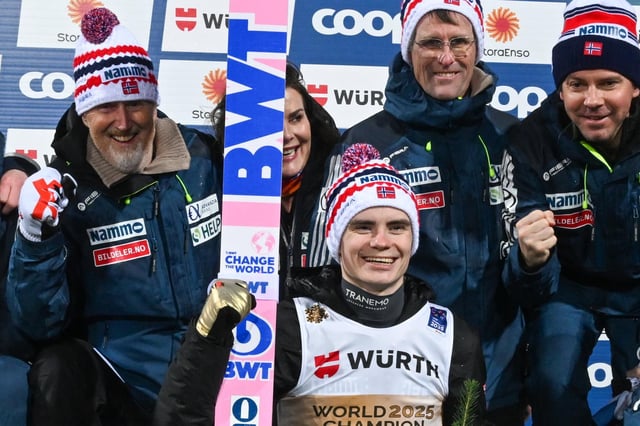 Manipulierter Sieg: Marius Lindvik (vorn) lässt sich vom Team mit Jan-Erik Albu (l.) feiern