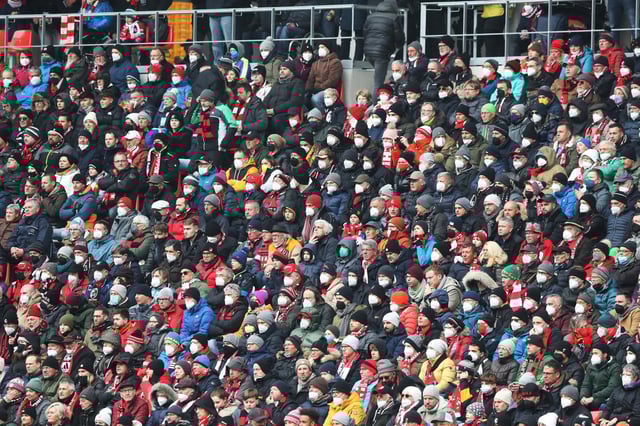 Mit Corona-Masken verfolgen am 2. April 2022 die meisten Zuschauer die Bundesliga-Partie zwischen dem SC Freiburg und dem FC Bayern München
