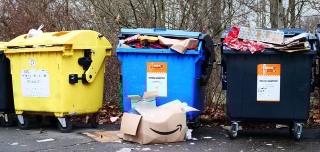 Der Mann schlief in einer Papiertonne ein (Symbolbild)