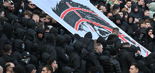 Hannover-Fans präsentierten beim Derby gegen Braunschweig ein geschmackloses Banner, das Niedersachsens Innenministerin im Fadenkreuz zeigt