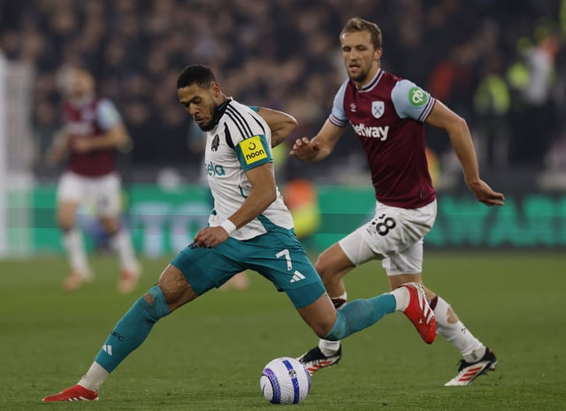 Soccer Football - Premier League - West Ham United v Newcastle United - London Stadium, London, Britain - March 10, 2025 Newcastle United's Joelinton in action with West Ham United's Tomas Soucek Action Images via Reuters/Andrew Couldridge