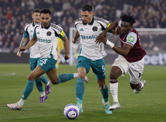 Soccer Football - Premier League - West Ham United v Newcastle United - London Stadium, London, Britain - March 10, 2025 Newcastle United's Fabian Schar in action with West Ham United's Mohammed Kudus Action Images via Reuters/Andrew Couldridge