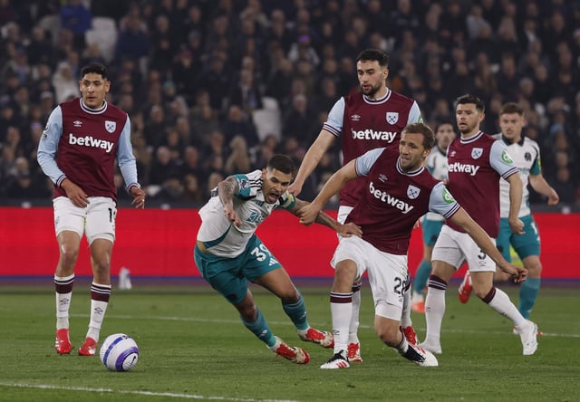 Soccer Football - Premier League - West Ham United v Newcastle United - London Stadium, London, Britain - March 10, 2025 Newcastle United's Bruno Guimaraes in action with West Ham United's Tomas Soucek Action Images via Reuters/Andrew Couldridge
