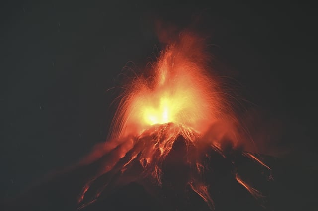 Le volcan Fuego, au Guatemala, est entré en éruption dimanche.