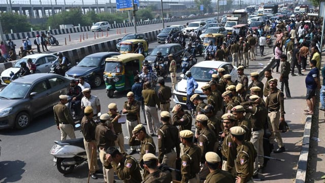 Delhi Police reopened the Delhi-Meerut Expressway after clearing the protest by family members of the victim on Monday. (Ajay Aggarwal/ HT Photo)