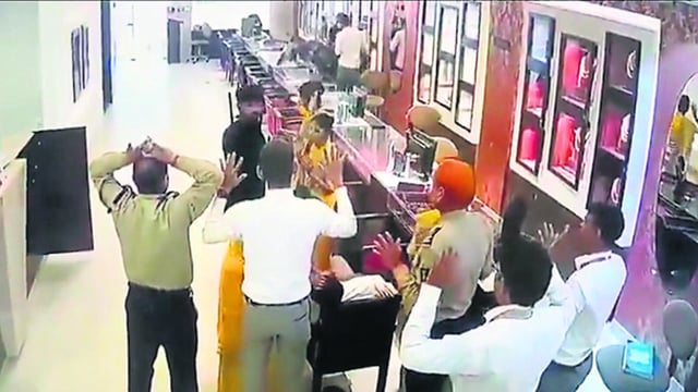 A clutch of men walked into a branch of a prominent jewellery store Monday morning, overpowered the security guard and robbed the outlet of gold and silver pieces worth ₹25 crore. (HT photo)