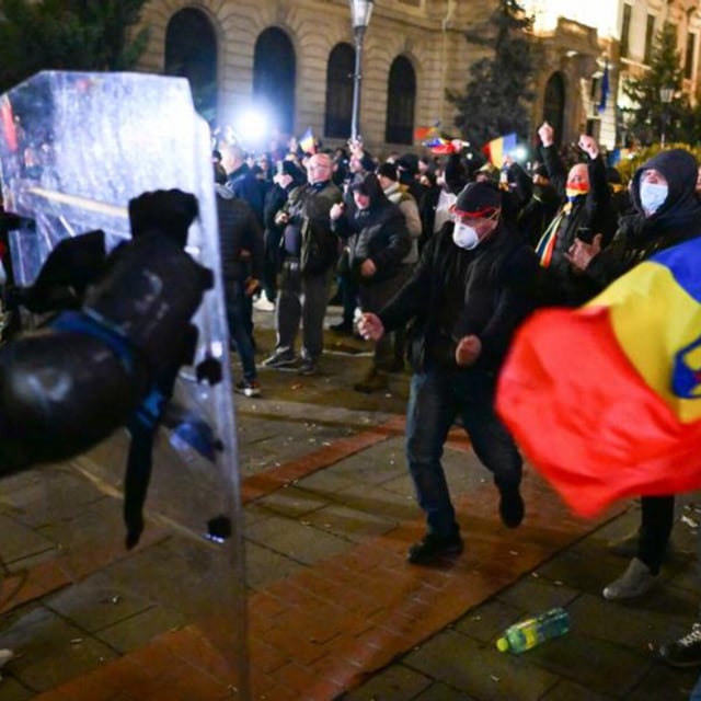 9. März 2025: Anhänger des prorussischen, rechtsextremen Präsidentschaftskandidaten Calin Georgescu geraten bei einer Demonstration vor dem Zentralen Wahlbüro in Bukarest am mit der Polizei aneinander