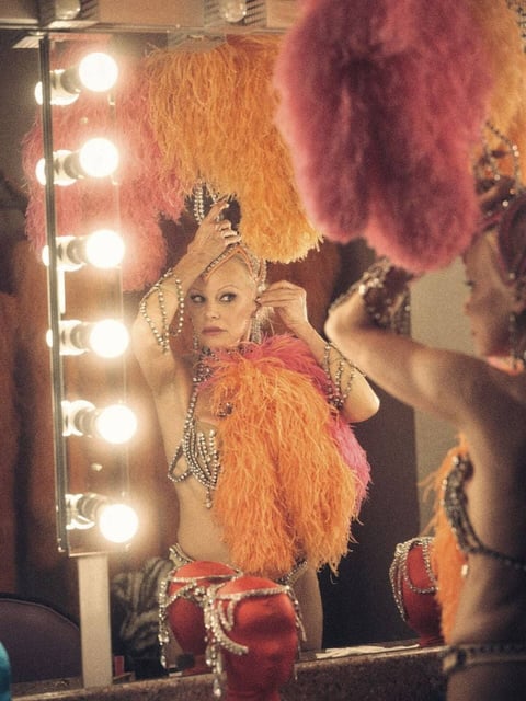 On découvre une Pamela Anderson à la voix fragile et au visage abîmé par les retouches chirurgicales.