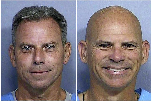 Ces photos fournies par le département des Services correctionnels de Californie présentent Erik Menendez, à gauche, et Lyle Menendez.
