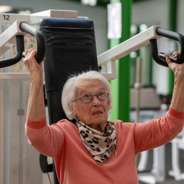 Rita Lord trainiert im Fitnessstudio.