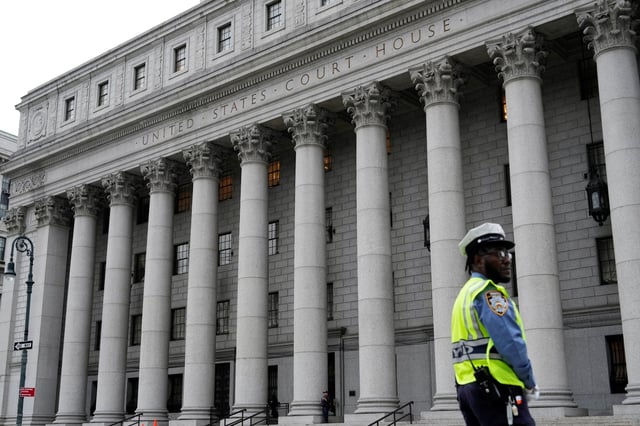 An NYPD officer stands guard at the 2nd U.S. Circuit Court of Appeals in Manhattan, New York, U.S., September 6, 2024. REUTERS/Adam Gray/File Photo