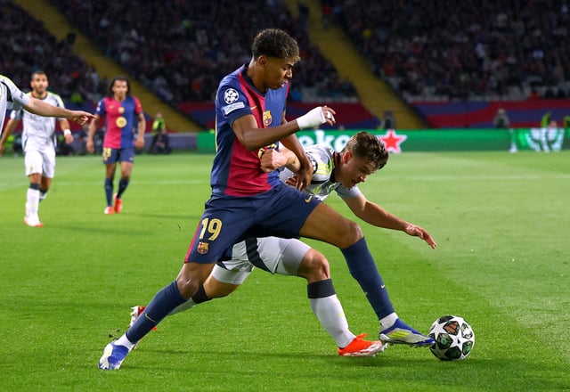 Soccer Football - Champions League - Round of 16 - Second Leg - FC Barcelona v Benfica - Estadi Olimpic Lluis Companys, Barcelona, Spain - March 11, 2025 FC Barcelona's Lamine Yamal in action with Benfica's Samuel Dahl REUTERS/Albert Gea