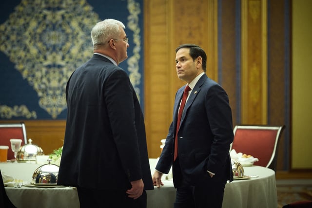 Le secrétaire d’État américain Marco Rubio (à droite) et le ministre ukrainien des Affaires étrangères Andrii Sybiha lors de la réunion des délégations ukrainienne et américaine à Jeddah, en Arabie saoudite, le 11 mars.
