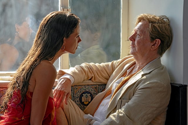 Celeste Dalla Porta face à Gary Oldman dans le nouveau film de Paolo Sorrentino, <em>Parthenope</em>. 
