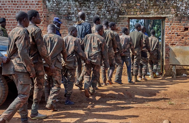 Des membres des forces armées de la République démocratique du Congo déployés pour combattre les militants rebelles du M23, dans la province du Nord-Kivu en RDC, le 26 février 2025.