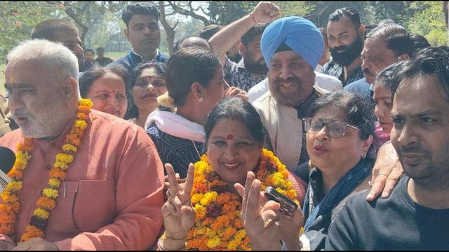 BJP’s Renu Bala Gupta showing the victory sign after defeating Manoj Kumar Wadhwa of the Congress in the mayoral election in Karnal on Wednesday. She won with a margin of 25,359 votes for the third consecutive time. (HT Photo)