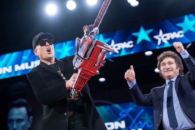 Elon Musk présente une tronçonneuse qui lui a été offerte par le président de l’Argentine, Javier Milei, lors de la Conférence de l’Action Politique Conservatrice (CPAC) à National Harbor, Maryland, États-Unis, le 20 février 2025.
