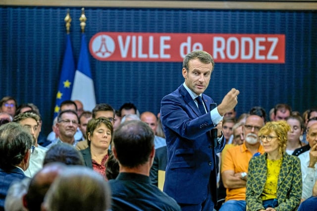 Le président Emmanuel Macron lors du « Grand Débat national »  à Rodez (Aveyron), en octobre 2019. 
