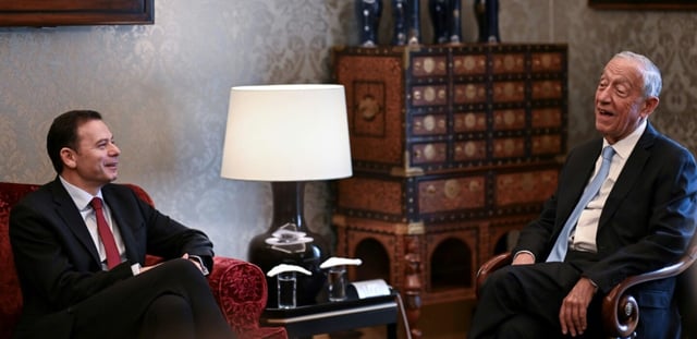 Le Premier ministre portugais Luis Montenegro a rencontré le Président Marcelo Rebelo de Sousa au Palais de Belém à Lisbonne le 12 mars 2025, un jour après le rejet de sa motion de confiance au Parlement et alors que le Président s'apprête à recevoir les partis politiques représentés au Parlement.
