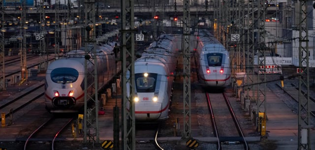 München: Züge der Deutschen Bahn stehen auf den Gleisen am Hauptbahnhof (Symbolbild)