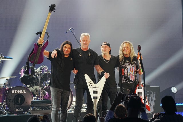 Metallica and Apple have joined forces to bring fans a free virtual reality concert experience. 