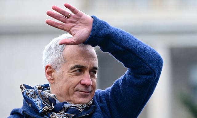 Ecarté de la présidentielle roumaine de mai prochain,  Calin Georgescu, arrivé premier lors du premier tour de la présidentielle annulée en novembre prochain, salue ses supporters lors d'un meeting le 1er mars à Bucarest.