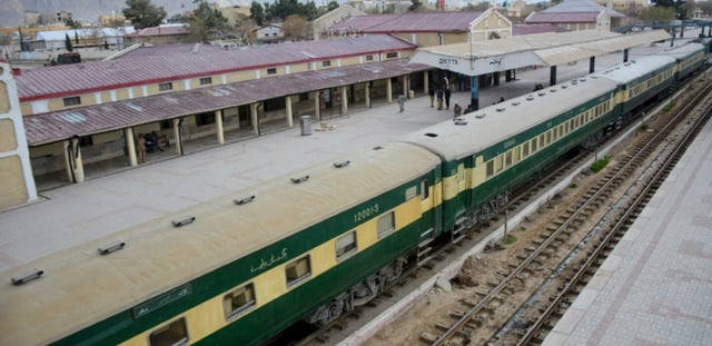 Un train transportant des cercueils vides est arrivé près du site où des séparatistes baloutches ont pris en otages des centaines de passagers d'un autre train, dans le sud-ouest du Pakistan, le 12 mars 2025