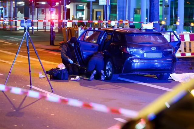 Beamte untersuchen das Auto