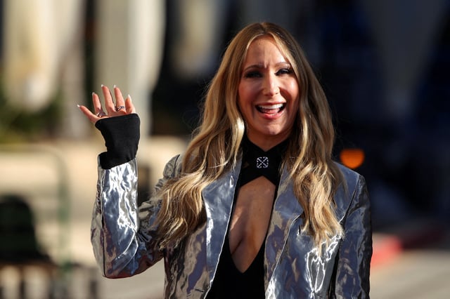 Nikki Glaser poses on the red carpet at the Beverly Hilton to kick off Hollywood's award season, in Beverly Hills, California, U.S., January 2, 2025. REUTERS/Daniel Cole/File Photo
