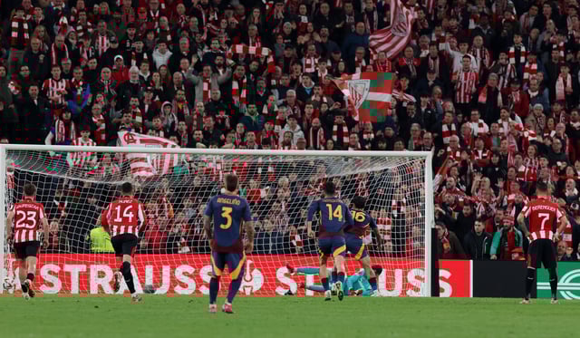 Soccer Football - Europa League - Round of 16 - Second Leg - Athletic Bilbao v AS Roma - San Mames, Bilbao, Spain - March 13, 2025 AS Roma's Leandro Paredes scores their first goal from the penalty spot REUTERS/Vincent West