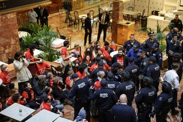 Des manifestants se sont introduits dans le hall de la Trump Tower ce jeudi soir.