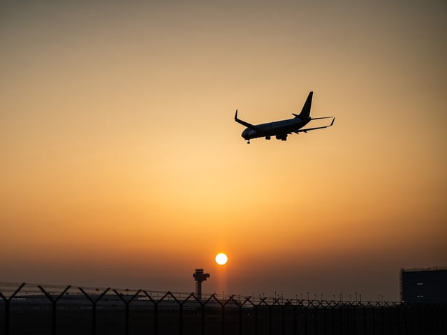 Ein Flugzeug landet am BER (Symbolfoto)