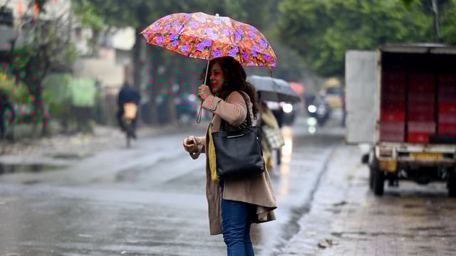 Commuters during light rain in NCR. The IMD predicts a generally cloudy sky on Friday with a chance of isolated light rain over the plains of Northwest India. (File)