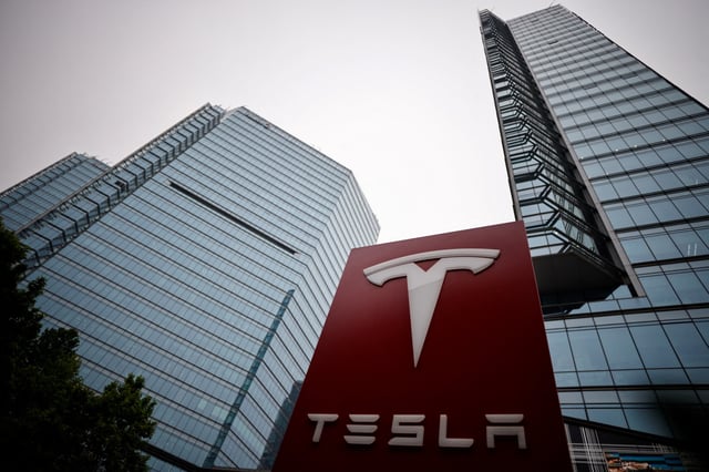 A Tesla logo is seen outside a showroom of the carmaker in Beijing, China, May 31, 2023. REUTERS/Thomas Peter/File Photo