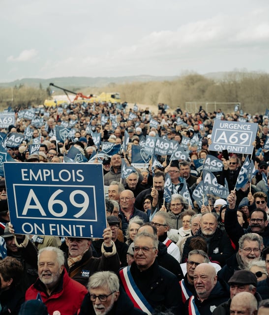 Une manifestation en faveur de l'A69 a réuni 3 700 personnes, selon la police, le 8 mars à Castres (Tarn).