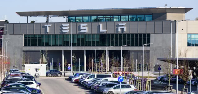 In der Gigafactory arbeiten knapp 12.000 Beschäftigte