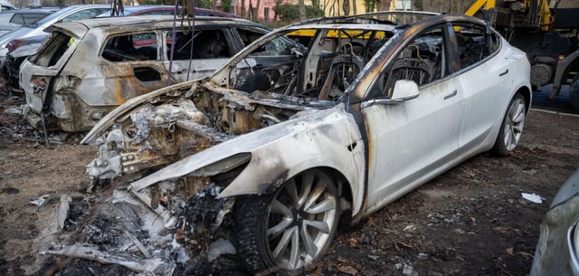 Zwei schwerbeschädigte Autos in Berlin-Steglitz