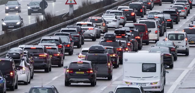Autos stehen auf der A8: Im Verkehrsbereich reißt Deutschland weiterhin die Vorgaben
