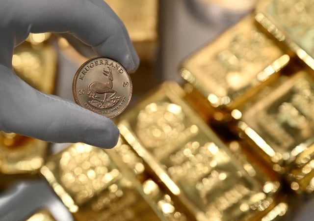 Vers 10H15 GMT, l’once d’or grimpait de 2,94% à 3000,85 dollars.