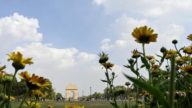 Delhi woke up to a clear sky on Friday with the minimum temperature of 17.6 degrees Celsius, 2.5 notches above normal.