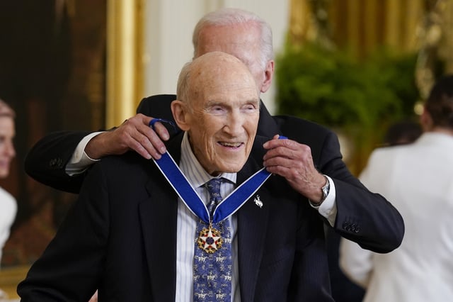 FILE - President Joe Biden awards the nation's highest civilian honor, the Presidential Medal of Freedom, to former Wyoming Sen. Alan Simpson at the White House in Washington, July 7, 2022. Simpson has died at age 93. (AP Photo/J. Scott Applewhite, File)