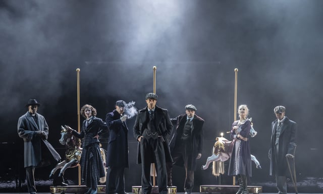 Qu’ils se battent au couteau, gagnent leur vie sur l’estrade d’un cabaret ou se tirent dessus, les artistes évoluent nimbés de lumières recréant les brumes de Birmingham.