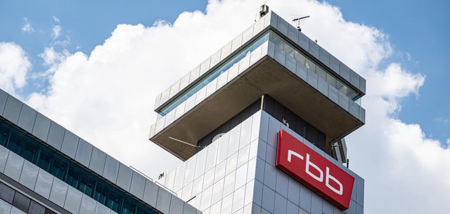 Ein Schild mit dem Logo des RBB am Fernsehzentrum