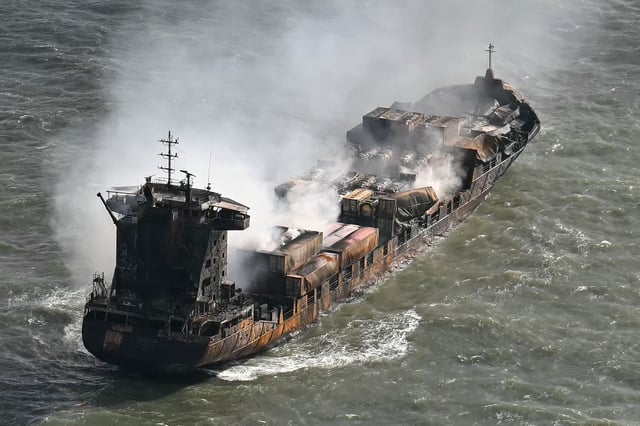 Le cargo MV Solong dans la mer du Nord, au large de Withernsea, à l’est de l’Angleterre, le 11 mars 2025, après sa collision avec le pétrolier MV Stena Immaculate le 10 mars.